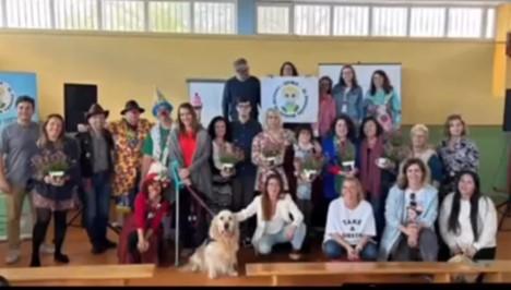 Foto de grupo de todos los 24 participantes en las Jornadas Informativas sobre Autismo de la Asociación El Pequeño Mundo de Álvaro con Isabel y Luca en el centro de la imagen.