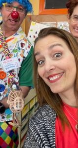 Foto de Isabel junto al Payaso Piruleto, encargado de la animación infantil del evento