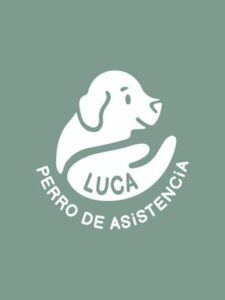 Logo cuadrado de Luca Perro de Asistencia con fondo verde, la silueta de una cabeza de perro de perfil sonriente sobre la palma de una mano que la sostiene cariñosamente y el texto En blanco con el nombre de la iniciativa “Luca Perro de Asistencia”.