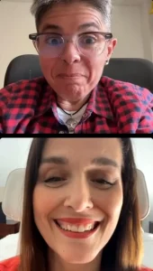 Captura de imagen de pantalla durante el directo entre Ana e Isabel. Cata en la imagen superior con gafas, pelo corto y camisa de cuadros rojos y negros. Isabel en la parte inferior de la pantalla en primer plano con larga melena rubio oscuro y camiseta roja.