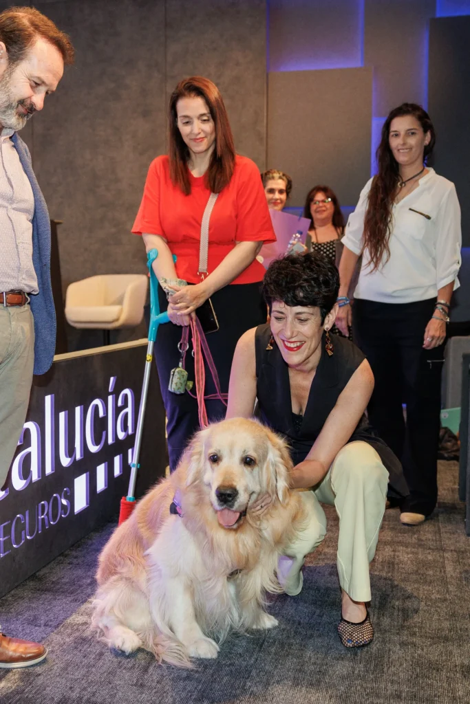 Imagen de Luca Perro de Asistencia, Isabel Piqueras y Natalia Ortiz con Dª Elma Saiz, Ministra de Inclusión, Seguridad Social y Migraciones y con D. José Ramón Becerra, Director General de Derechos de los Animales del Ministerio de Derechos Sociales, Consumo y Agenda 2030, y Meri Arias - Discan.)